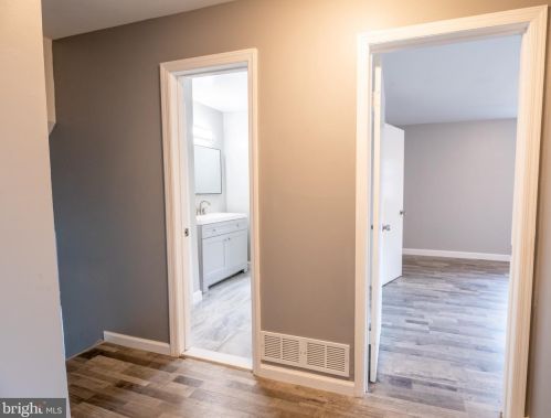 18 Manorhouse Dr, Trenton NJ  08638-1728 exterior