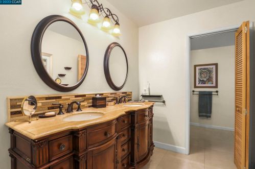 5525 Merritt Dr, Concord CA 94521-4708 exterior