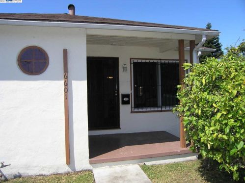 6601 Eastlawn St, Oakland, CA 94621-3515
