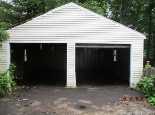 410 Dexter Dr, Bridgeport CT  06606-1306 exterior