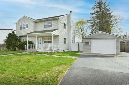 33 Conklin St, Deer Park, NY 11729-3321