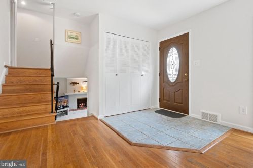 7926 Rockglen Ct, Springfield, VA 22152-1834