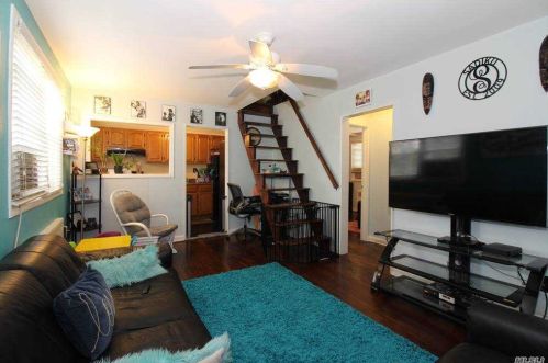 23504 131st Ave, Jamaica, NY 11422-1202