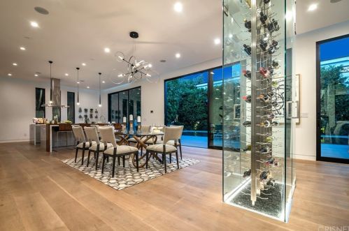 15245 Greenleaf St, Van Nuys CA 91403-4010 exterior