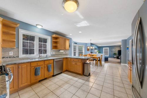 16 Hitching Post Ln, Salem, NH 03079-2447