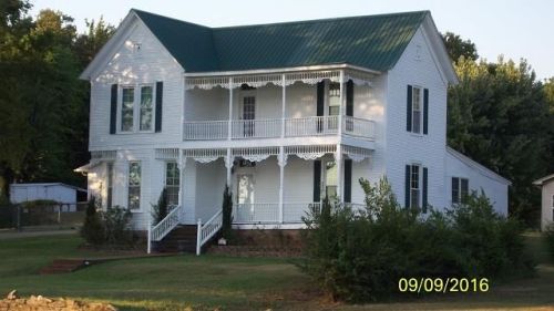 421 Main St, Clifton, TN 38425-5551