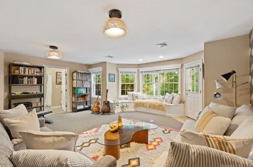 16 Saxony Ln, Woodbury CT  06798-2533 exterior