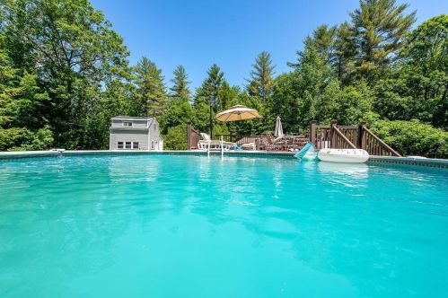 156 Raymond Rd, Deerfield NH  03037-1507 exterior