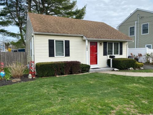 704 Myrtle Ave, West Islip, NY 11795-3720