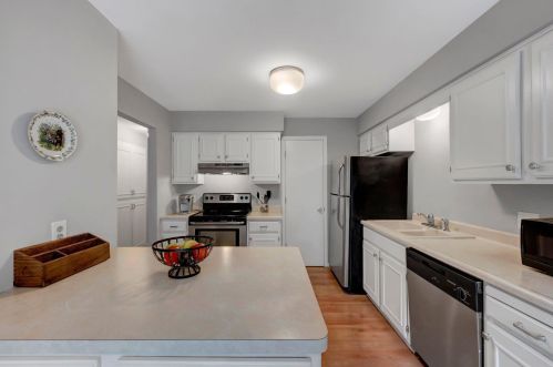 999 Greenhaven Dr, Saint Paul, MN 55127-7817