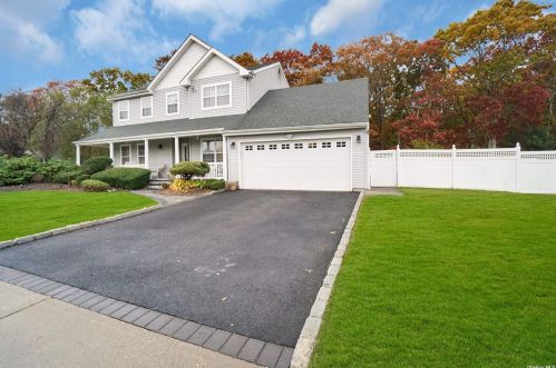 101 Paul Dr, Holbrook, NY 11741-2273