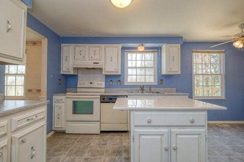 212 Glengarry Dr, Moon Twp, PA 15108-9748