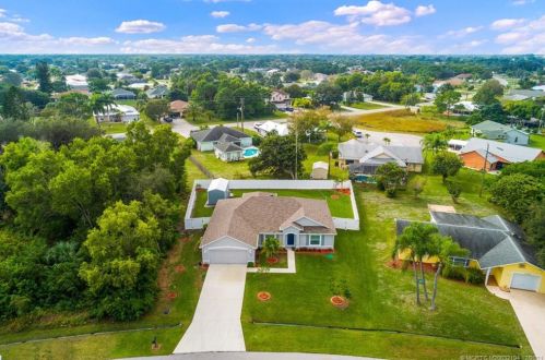 2732 Worrell Ave, Fort Pierce, FL 34952-7164