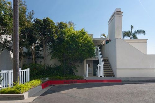 4005 Crown Point Dr, San Diego, CA 92109-6205