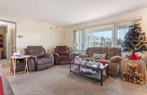 71 Oakdale St, Bayshore, NY 11706-2630