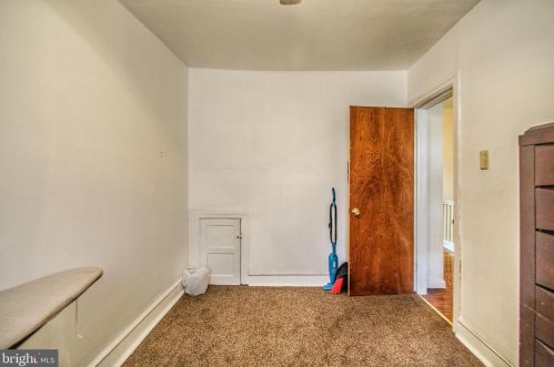 6503 Guyer Ave, Philadelphia PA 19142-2808 exterior