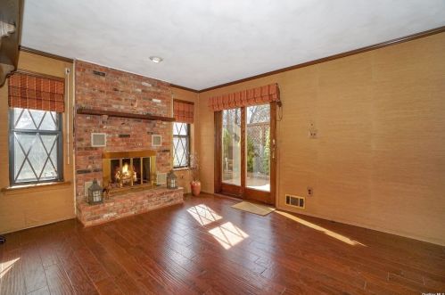 30 Summerfield Ct, Deer Park, NY 11729-5641