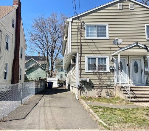 52 Eaton St, Bridgeport, CT 06604-2218