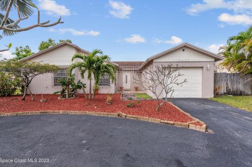 19460 57th Ct, Hialeah, FL 33015-4900