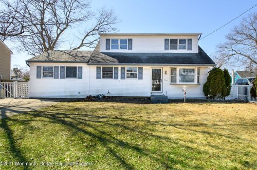 16 Hoover Dr, Bricktown, NJ 08724-3208