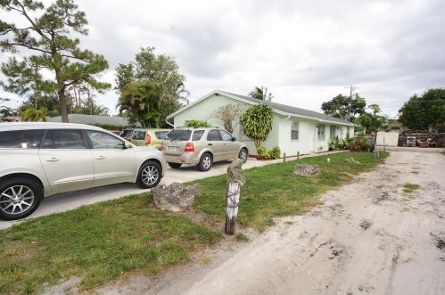 5913 Kumquat Rd, West Palm Beach, FL 33413-1117