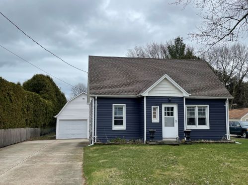 2407 35th St, Manitowoc, WI 54220-5944