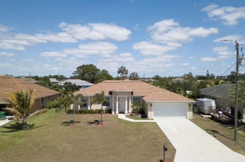 457 Millard Dr, Fort Pierce, FL 34953-8334