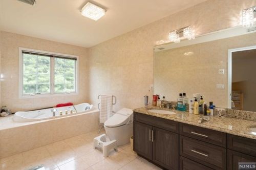 134 Demarest Ln, Montvale NJ  07645-2341 exterior