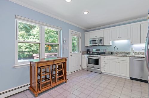 10 White Birch Dr, Crotonville NY  10562-2521 exterior