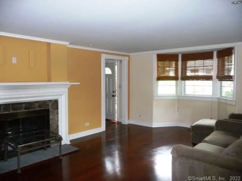 8 Southwest Dr, Stamford, CT 06905-2201