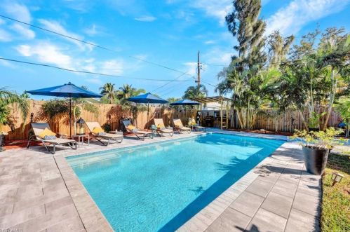 821 91 Ave, Naples FL 34108-2426 exterior