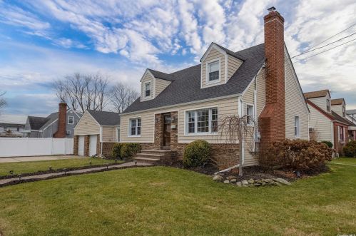 106 Home St, North Bellmore, NY 11710-2403