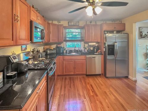 74 Clearview Dr, Bridgeport, CT 06606-2448