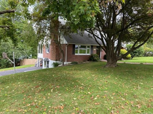 2801 Sarles Dr, Yorktown Hgts, NY 10598-3322