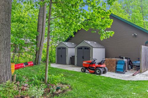 8808 Maple Dr, Caledonia, WI 53108-9618