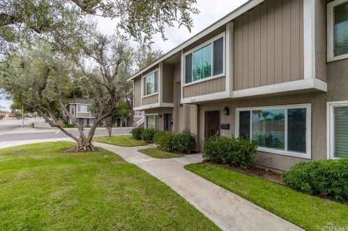 17643 Newland St, Huntington Beach, CA 92647-7022