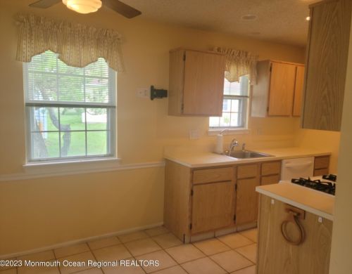 21 Linton Close, East Freehold NJ 07728-3816 exterior