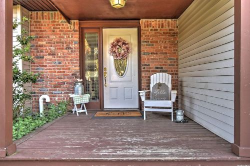 44 Canterbury Ct, Oakdale, NY 11769-2264