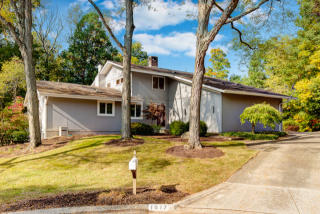 1617 Oakview Dr, Columbus, OH 43235-1138