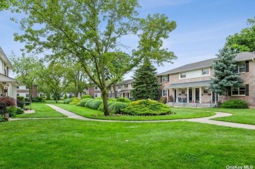 81-26 Langdale St, New Hyde Park NY  11040-1505 exterior