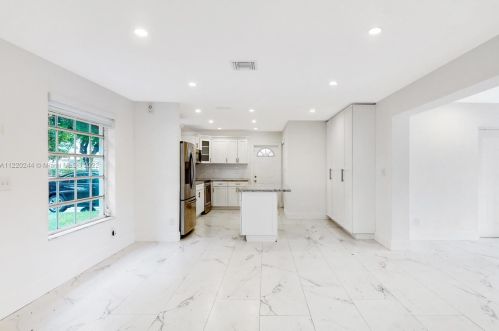 7961 175th St, Hialeah FL  33015-3635 exterior