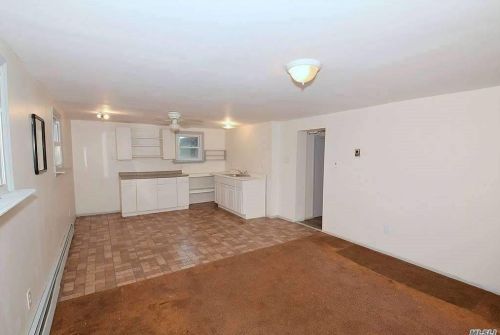 49 Gladys St, North Lindenhurst NY  11757-1202 exterior