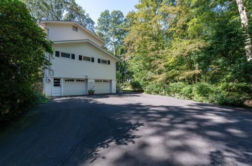 24 Twin Hills Rd, Stamford CT  06903-4614 exterior