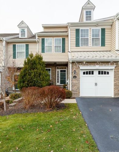 982 Huntington Dr, Fishkill, NY 12524-4928