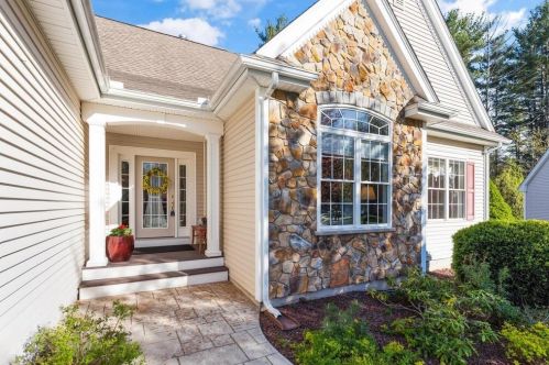 17 Canterbury Ct, Salem, NH 03079-3368