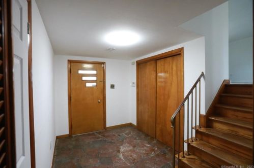 58 Robincrest Dr, Waterbury CT  06708-2406 exterior