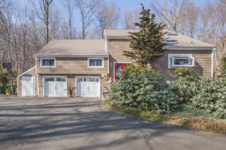 92 Head Of Meadow Rd, Newtown, CT 06470-1909