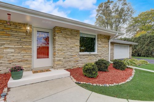 10043 Greenview Dr, Thiensville, WI 53092-5749