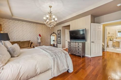 111 Regency Pl, Woodbridge NJ  07095-1030 exterior