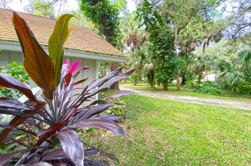 8145 25th St, Vero Beach, FL 32966-1336